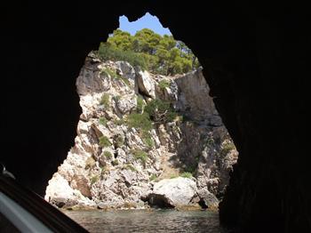 Qui eravamo in barca nella famosa grotta delle Viole. (Francesca)